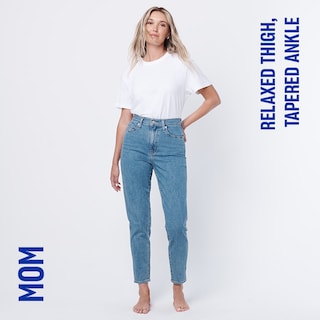 Mom fit. relaxeed thigh. tapered leg.