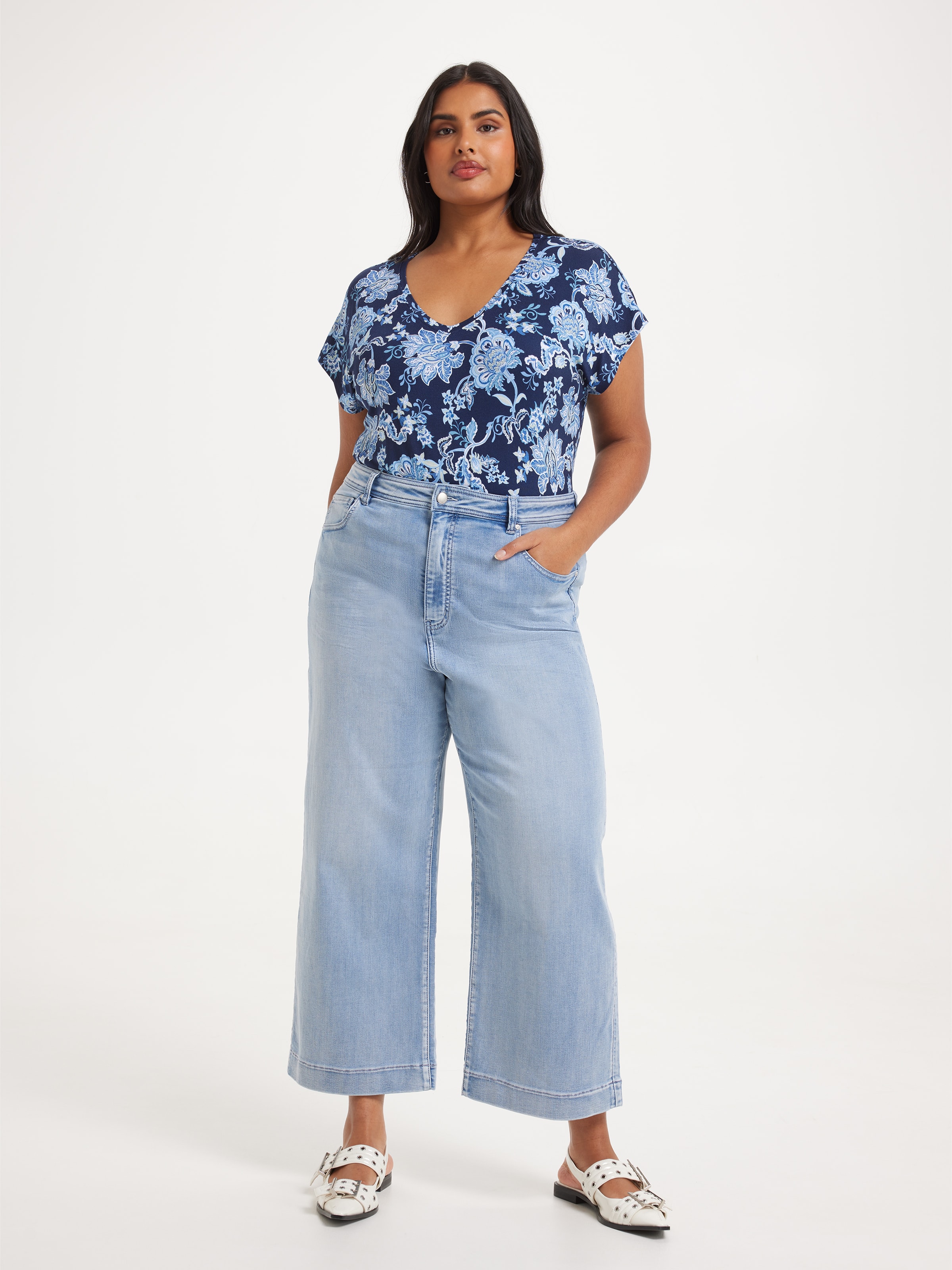Curve Luxe V Neck Tee