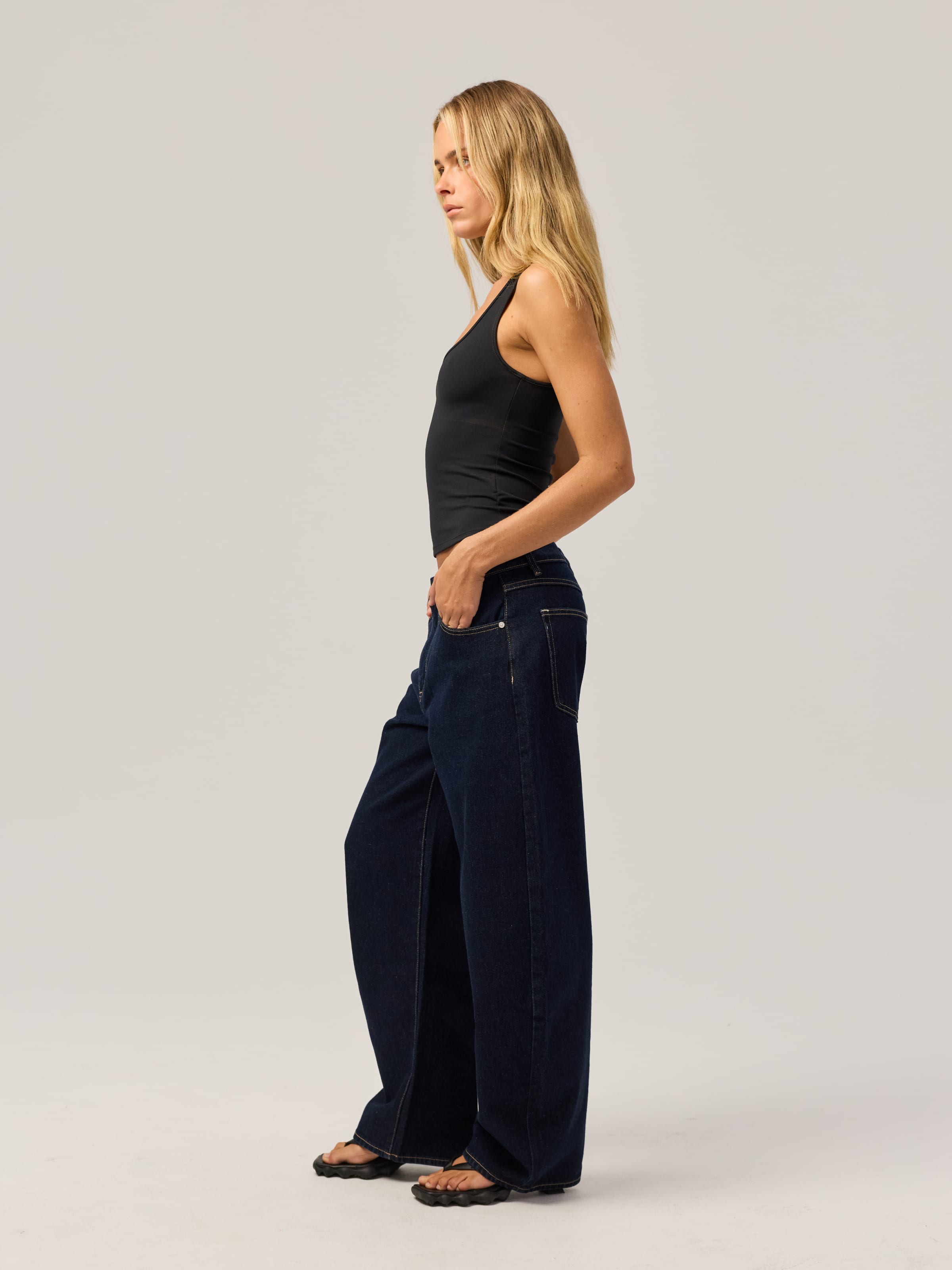 Mid Barrel Jean In Isabel Rinse