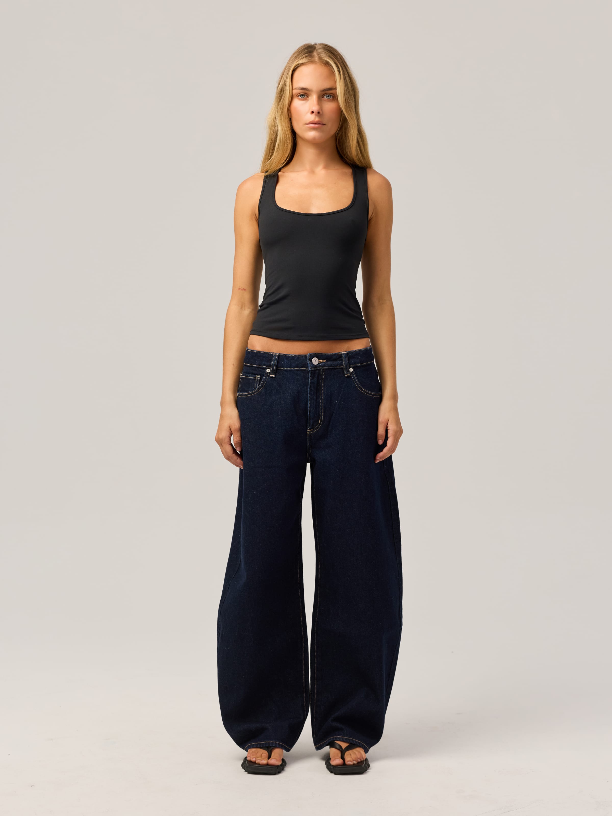 Mid Barrel Jean In Isabel Rinse