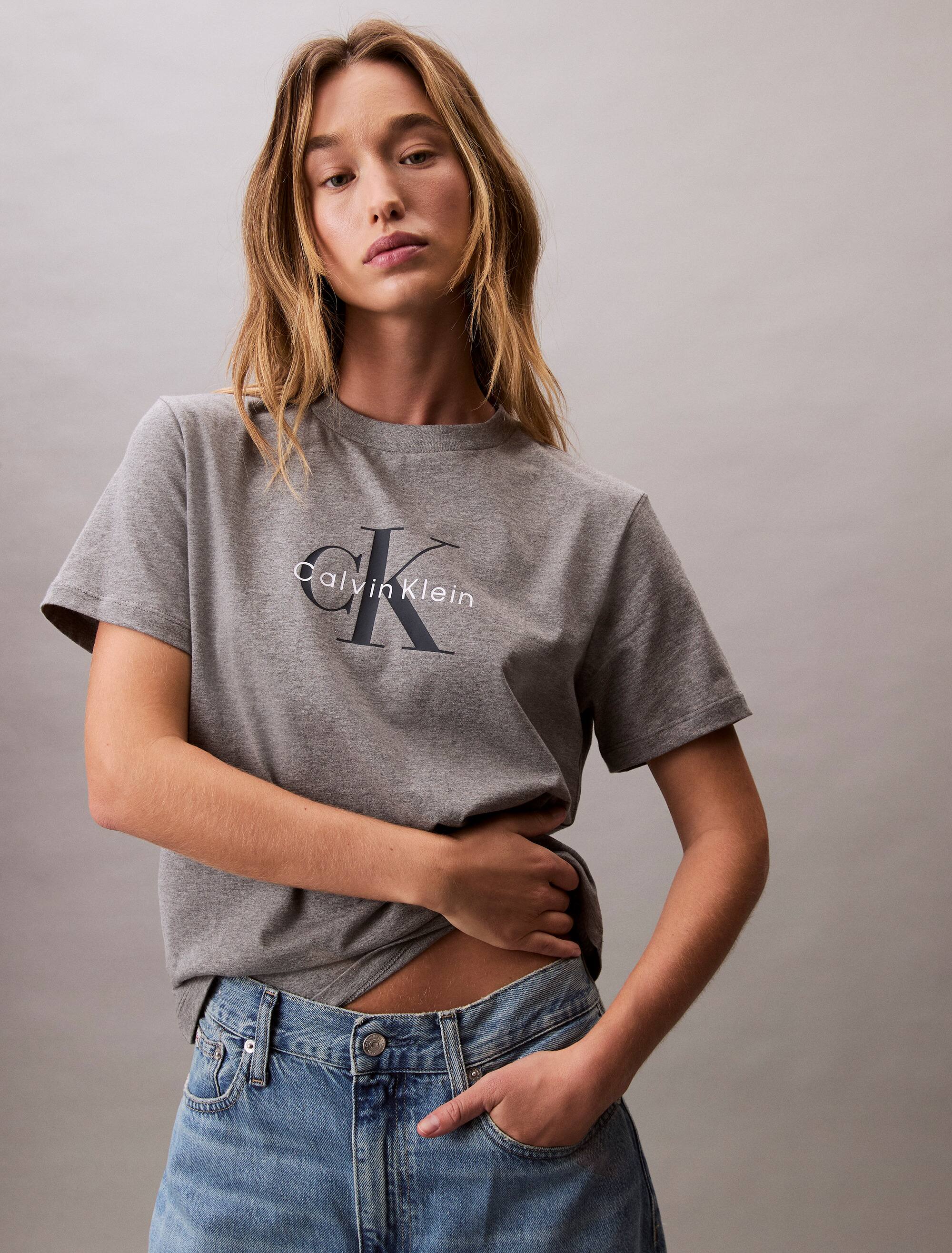 Hero Ss Classic Monologo Cn Tee In Med Gray Heather