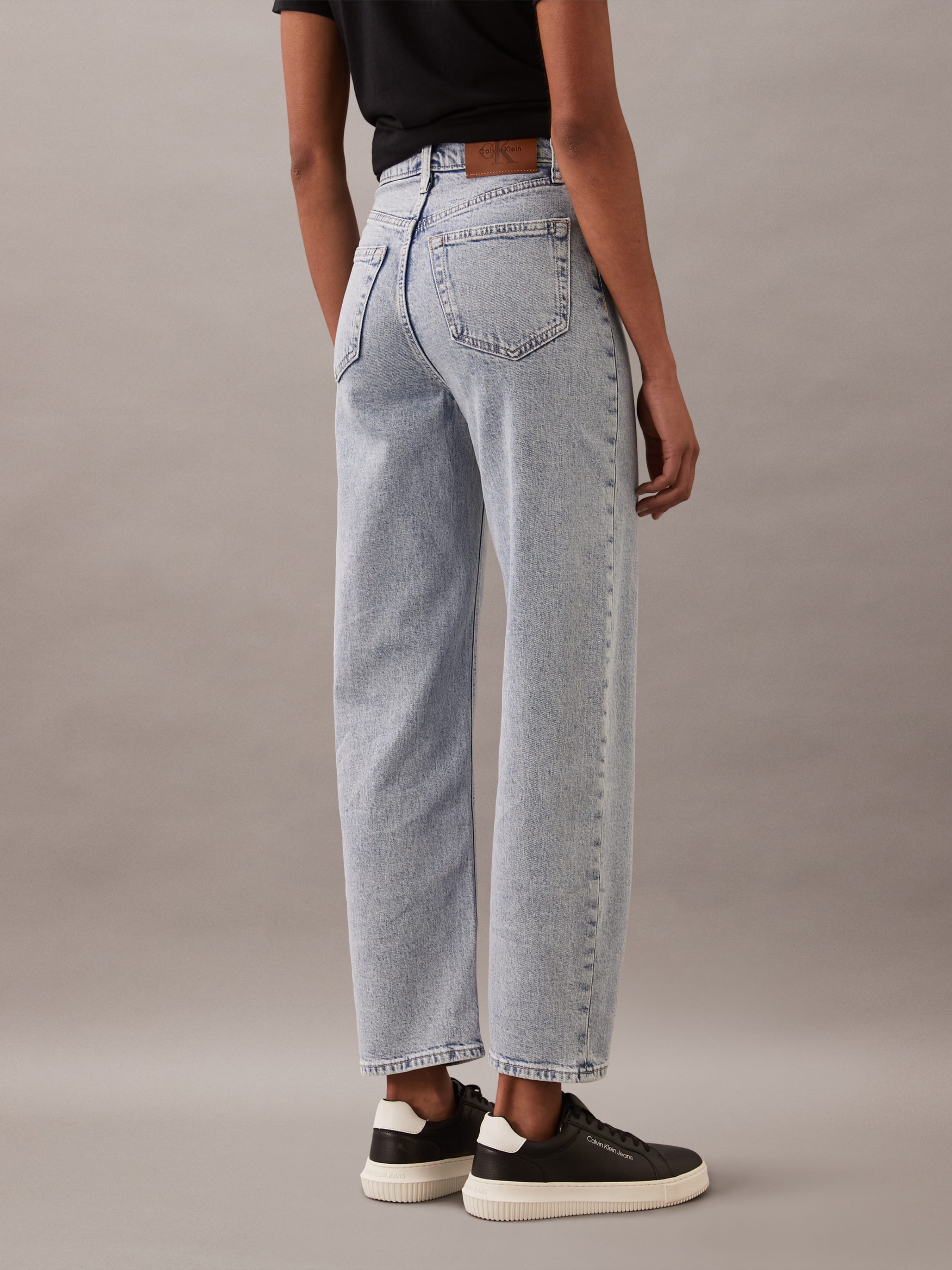 Barrel Jean In Light Indigo