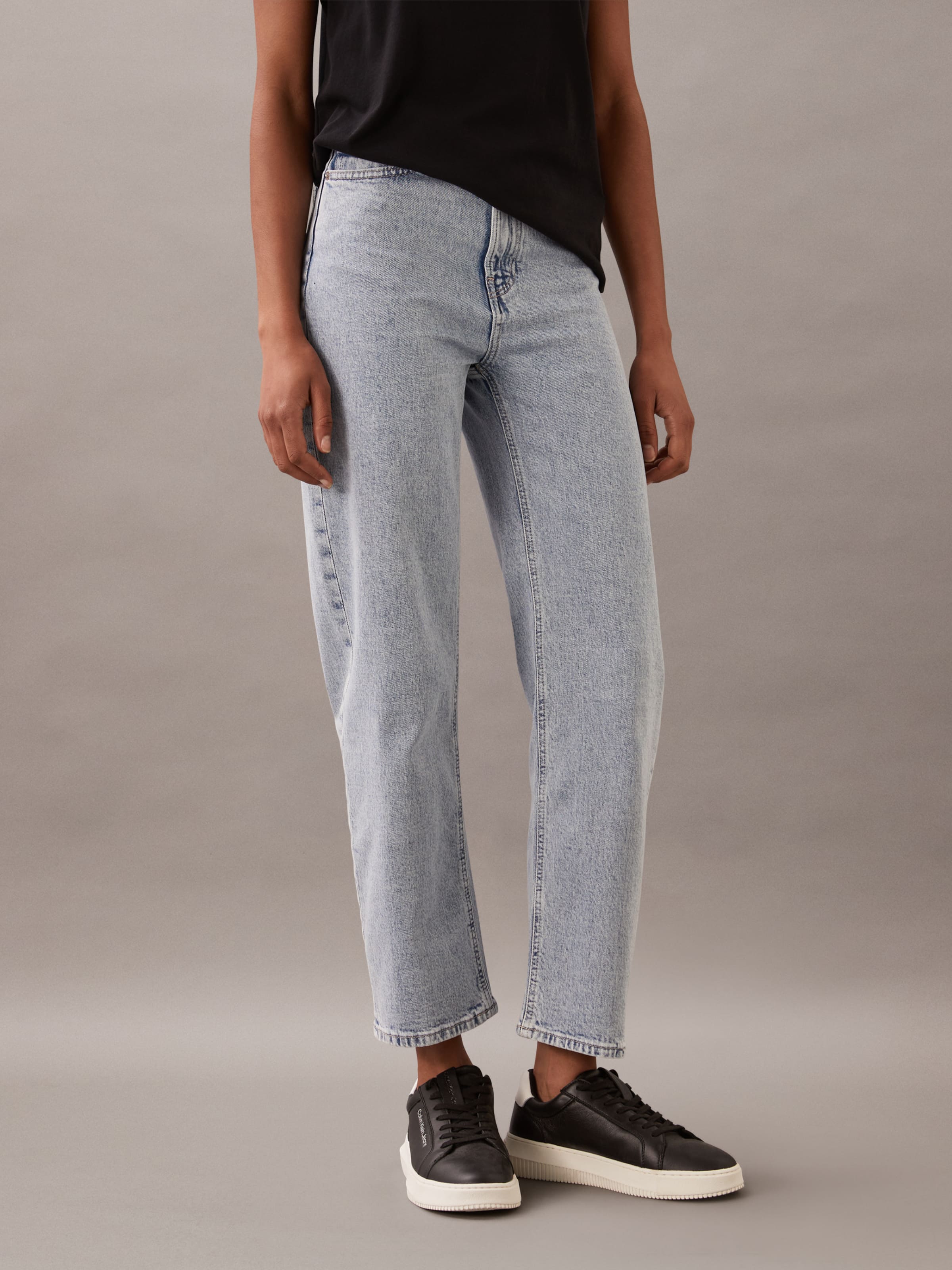 Barrel Jean In Light Indigo