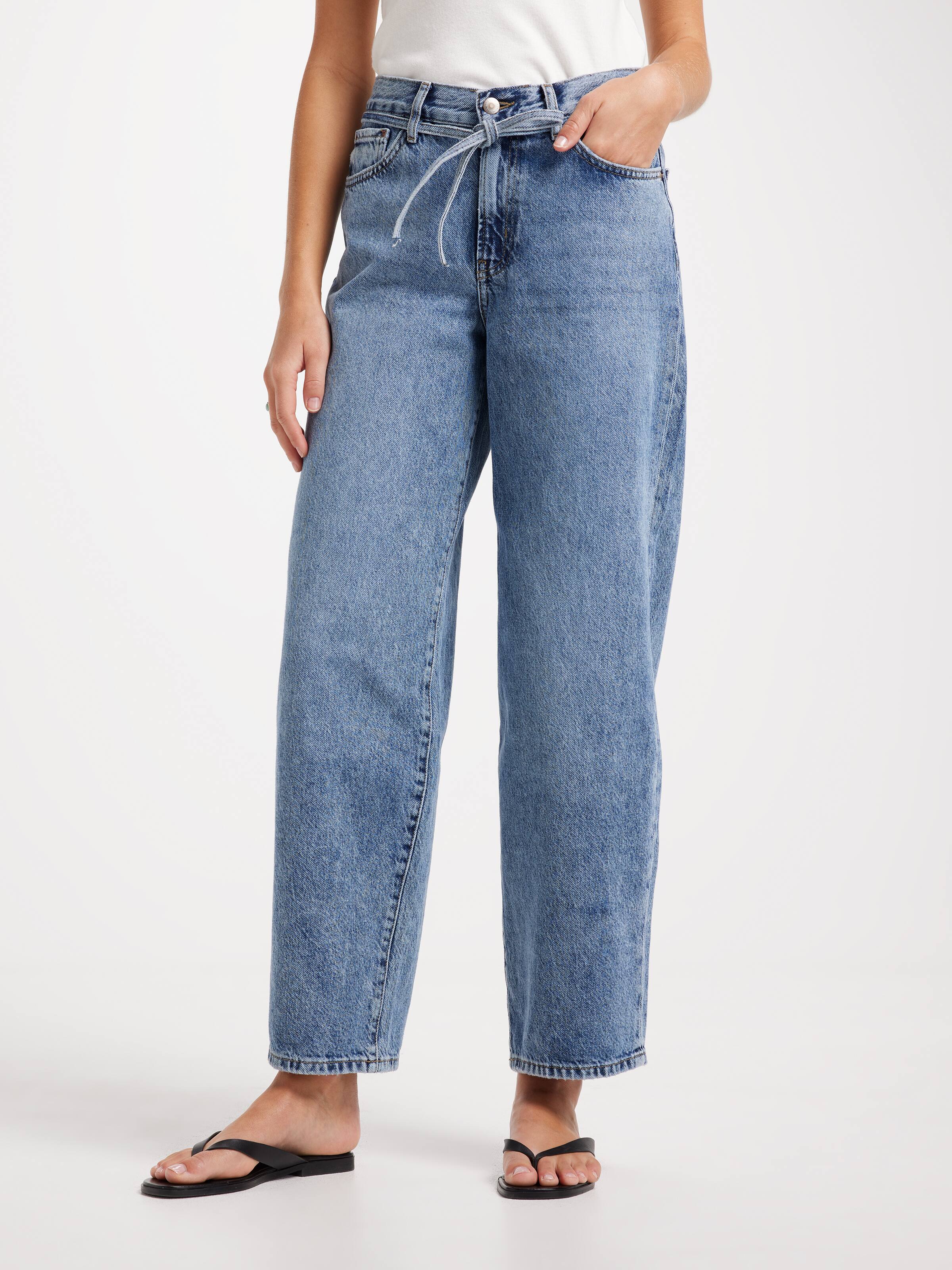 Gianna Mid Straight Jean In Medium Blue