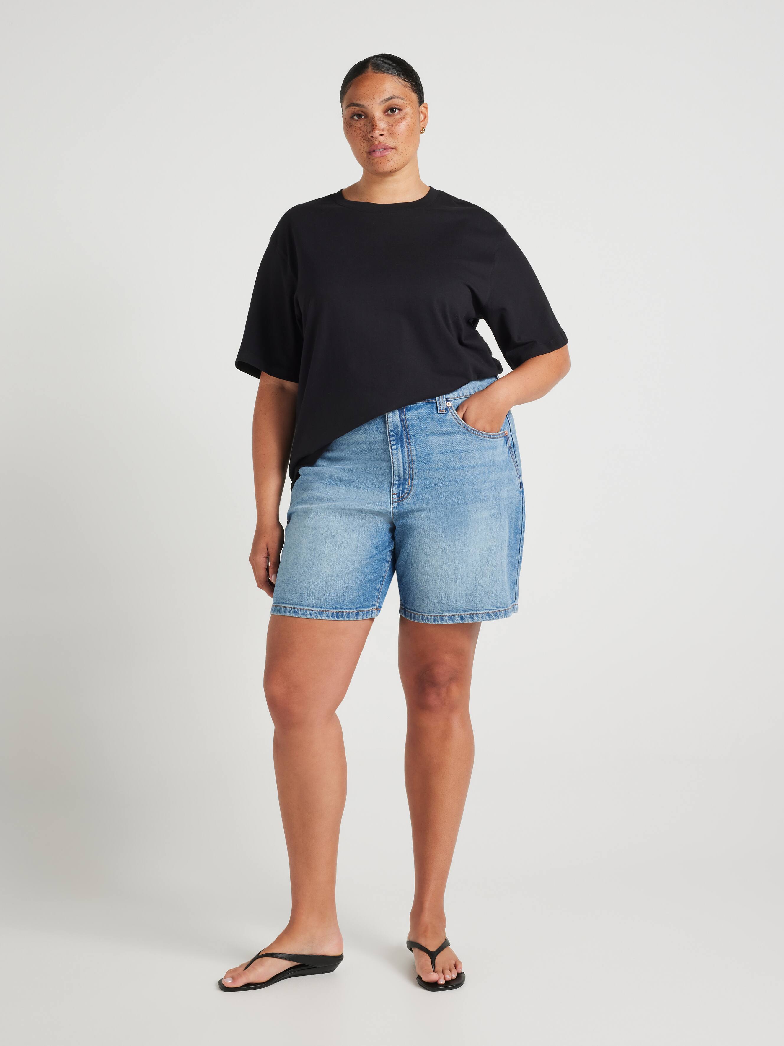 Curve Signature Tee