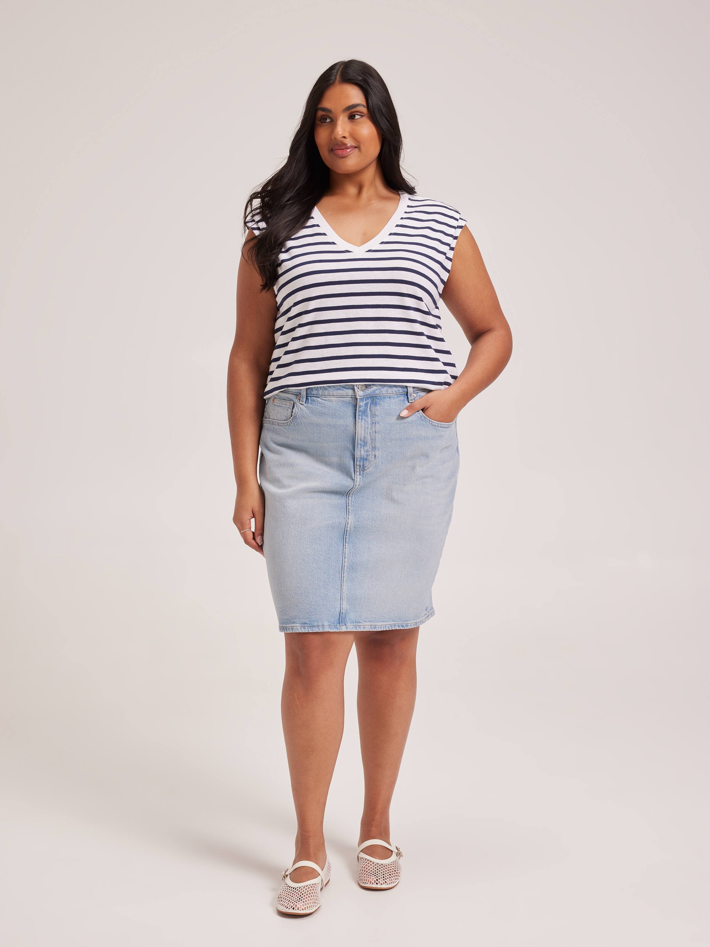 Curve Lila V-Neck Button Top