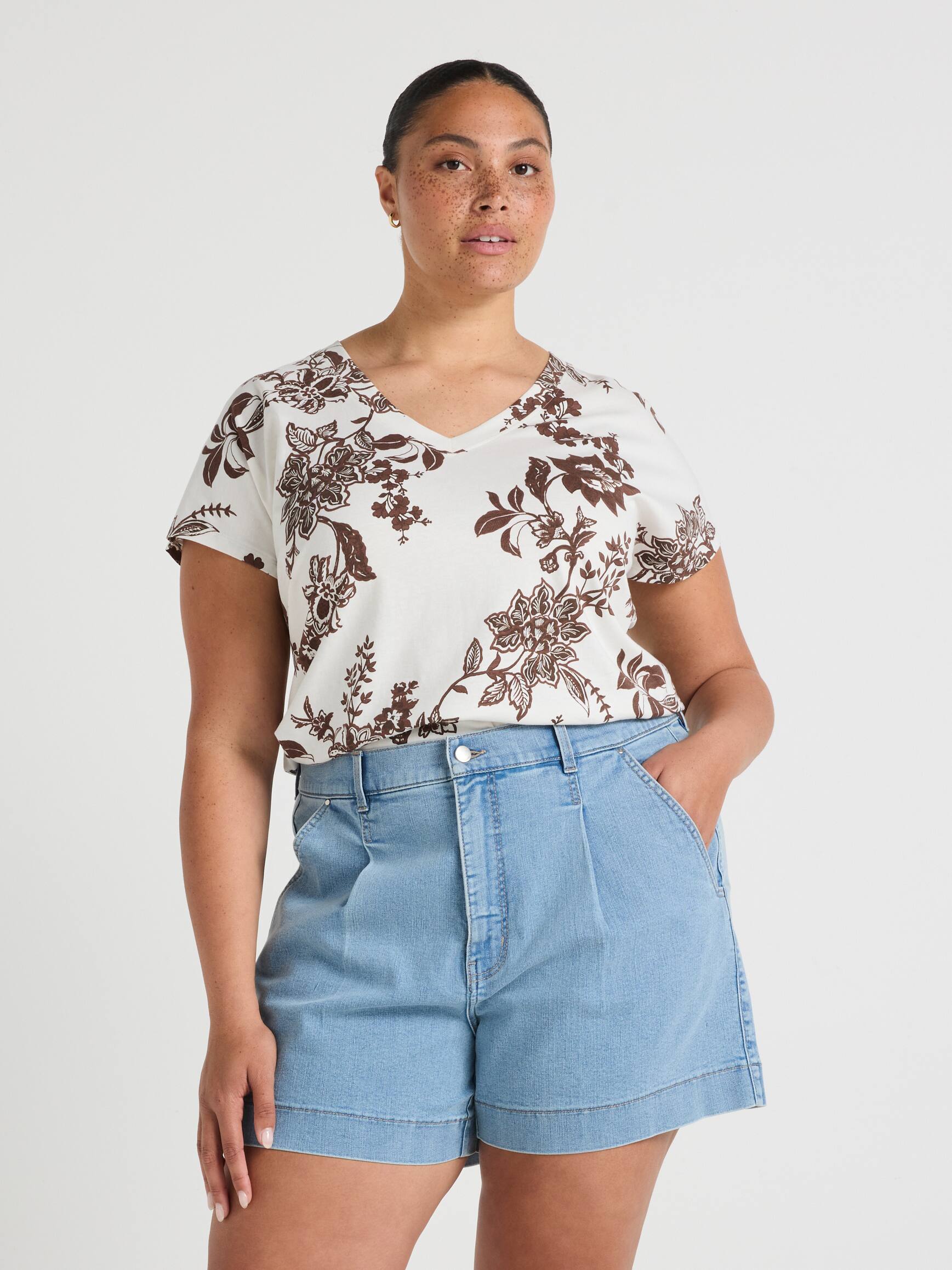 Curve Signature V-Neck Tee