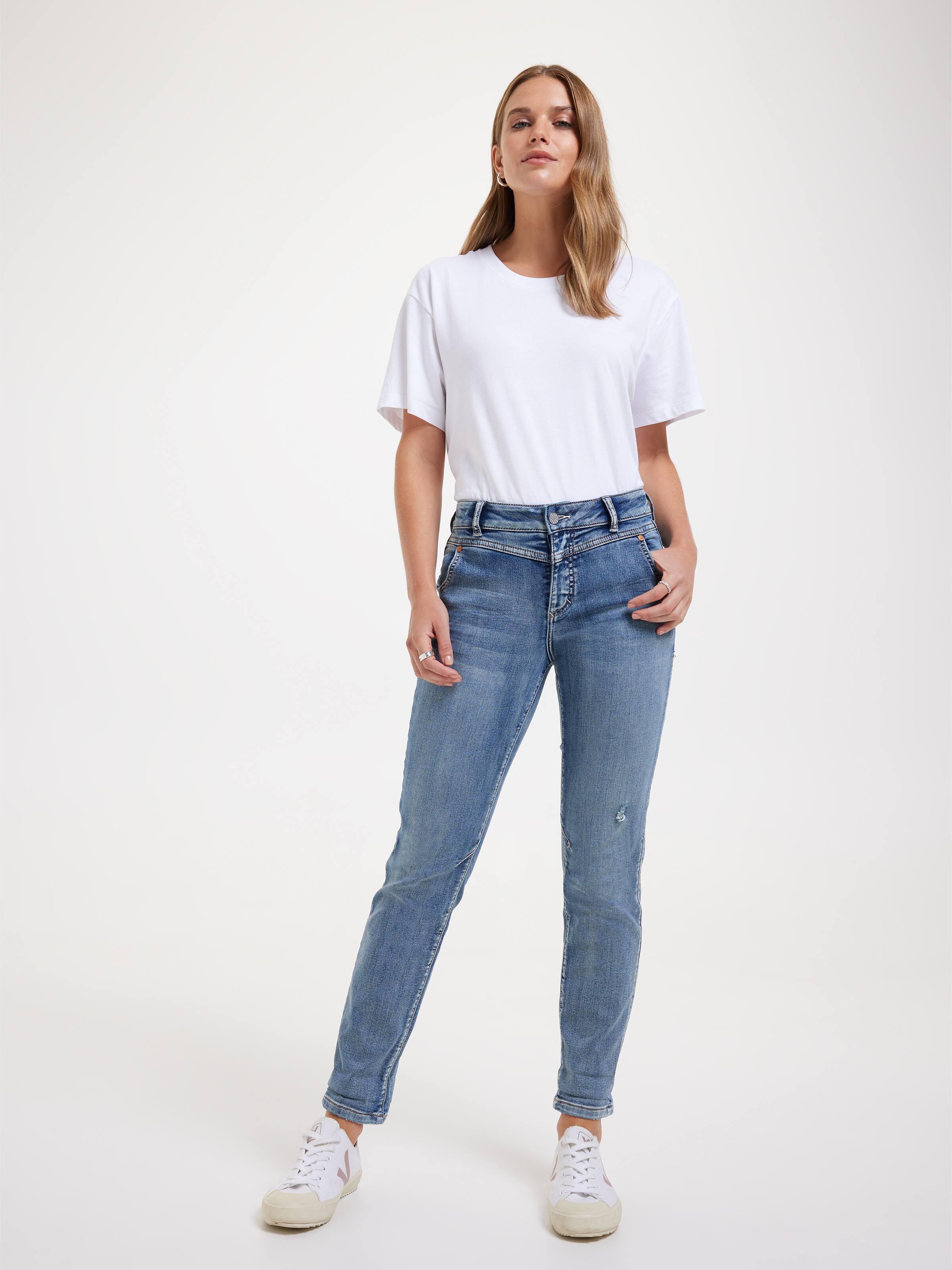 Amaze Yoke Front Boyfriend Jean