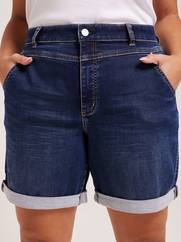 Curve Amaze Mid Rise Girlfriend Short                                                                                           